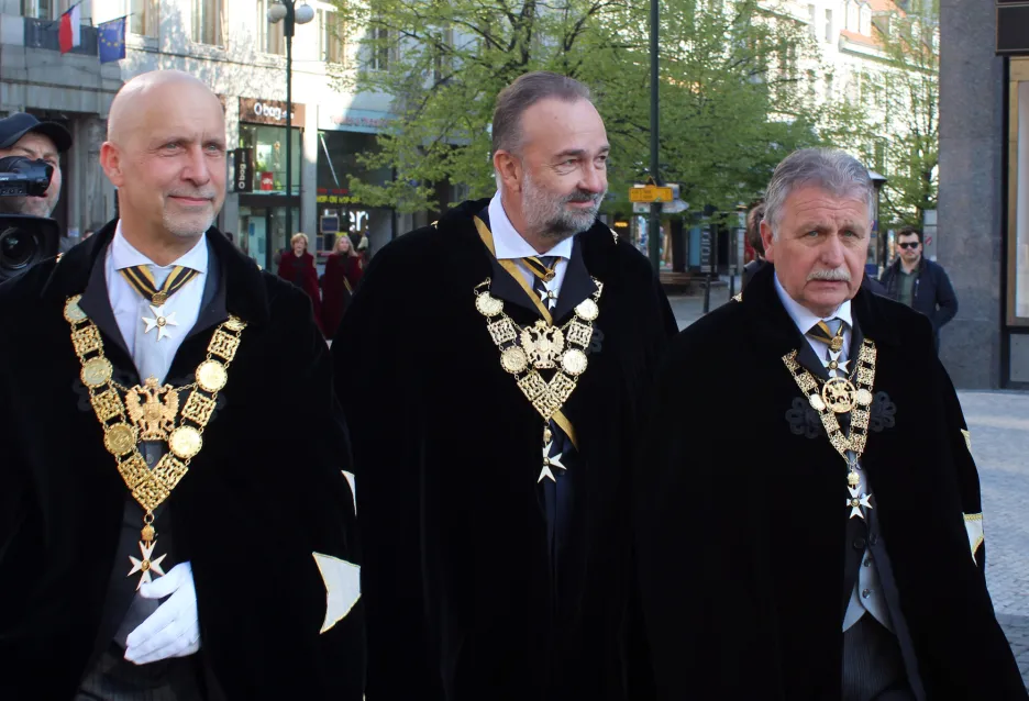 Arcivévoda Karel Habsbursko-Lotrinský (uprostřed) při procesí Prahou