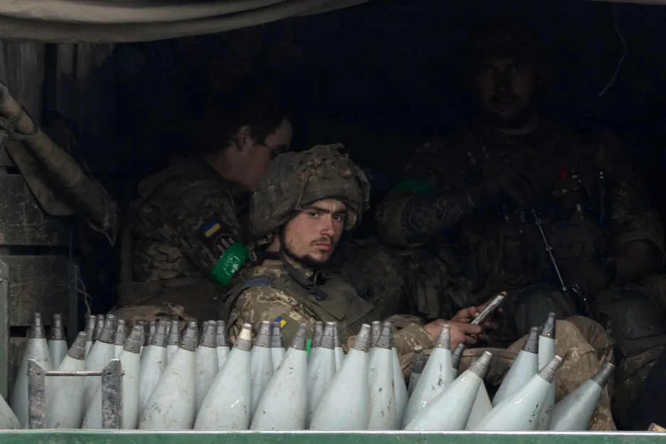 Ukrajinští vojáci na cestě k bojové frontě nedaleko Izjumu