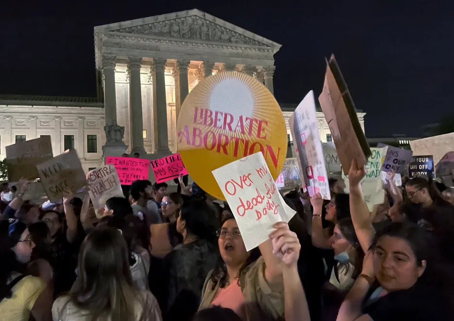 Protest proti zrušení práva na potrat před budovou Nejvyššího soudu USA