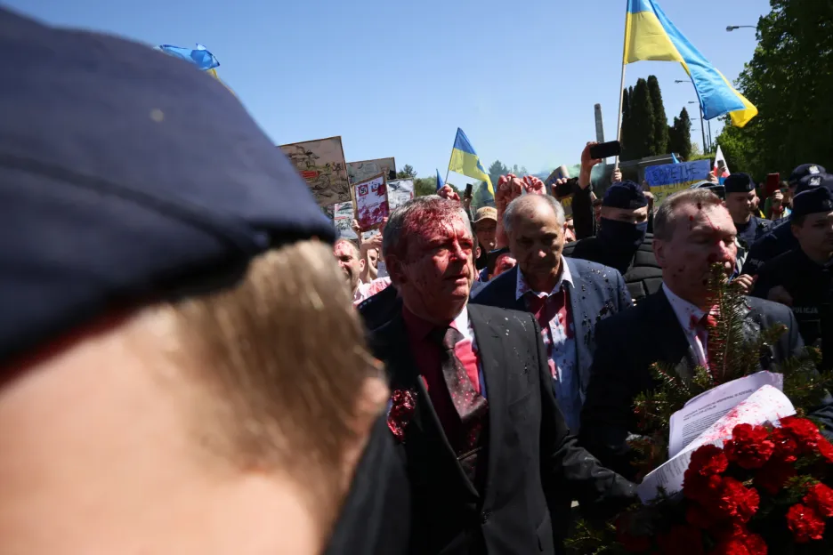 Ruský velvyslanec Sergej Andrejev po útoku barvou ve Varšavě 