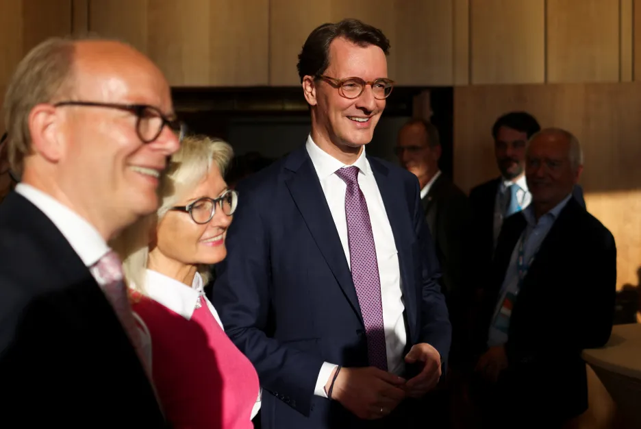 Hendrik Wüst (uprostřed) slaví volební úspěch