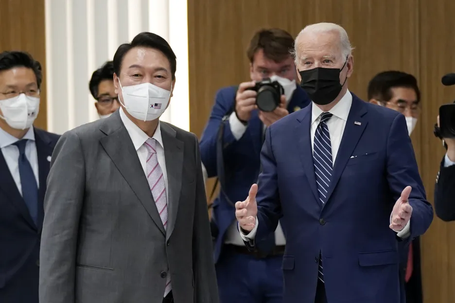 Joe Biden s Jun Sok-jolem na návštěvě výrobního centra Samsung Electronics