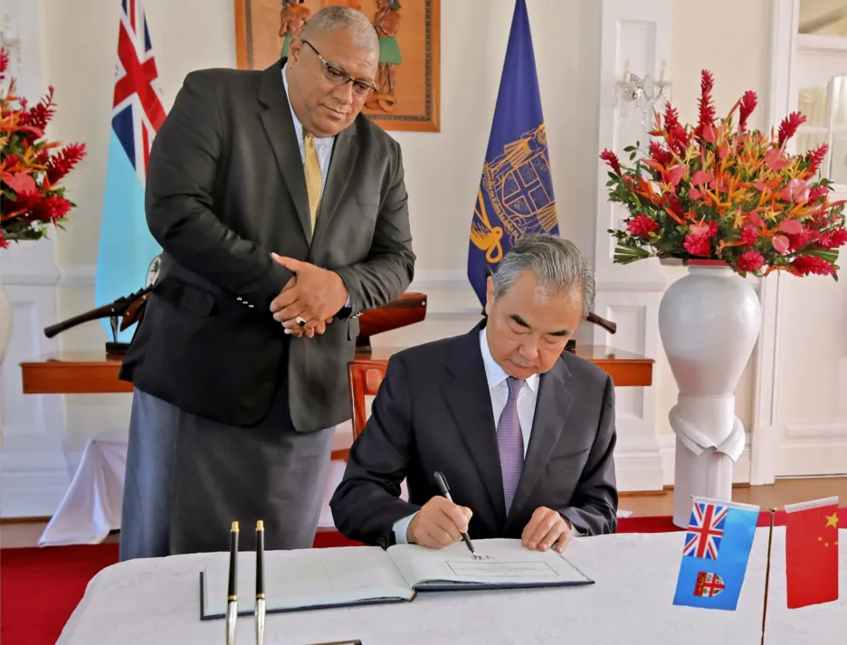 Čínský ministr zahraničí Wang I podepisuje knihu návštěv v sídle prezidenta Fidži