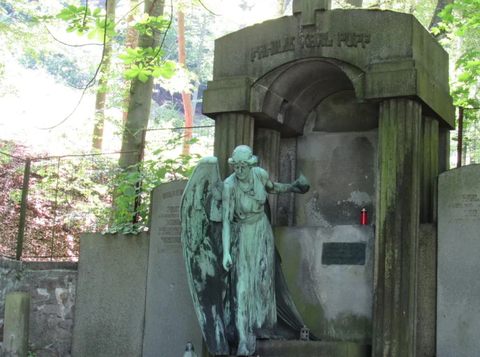 Odcizená socha anděla na hřbitově v Karlových Varech