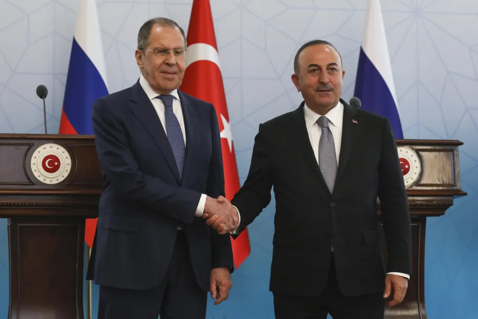 Turecký ministr zahraničí Mevlüt Çavuşoglu a ruský ministr Sergej Lavrov