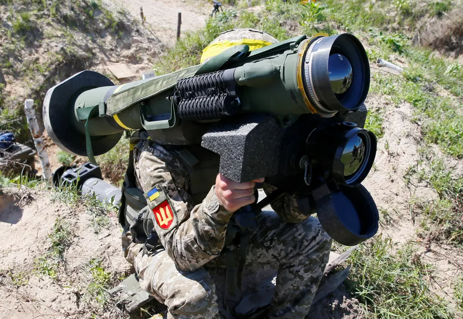 Ukrajinský voják na cvičení s protitankovým systémem Javelin