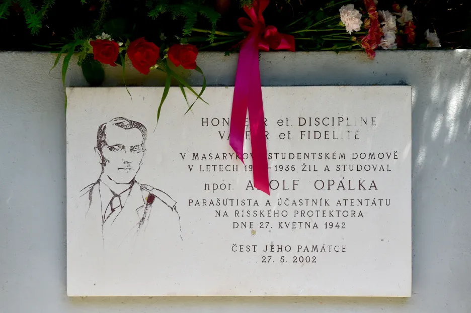 Pamětní deska před Masarykovým studentským domovem