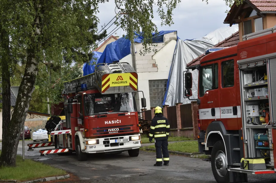 Zásah hasičů po bouřce v Holešově