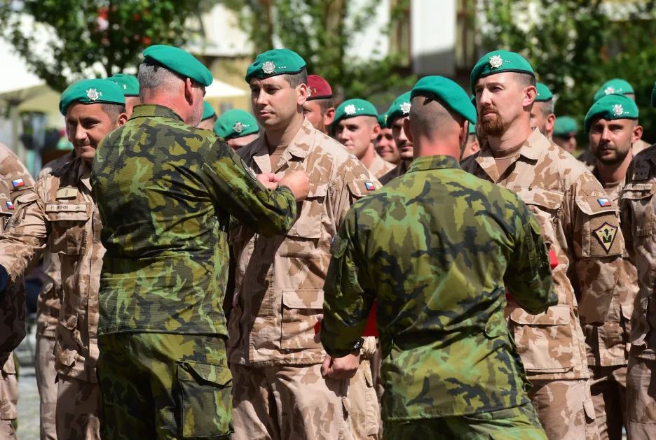 Slavnostní nástup vojáků 6. úkolového uskupení Armády České republiky