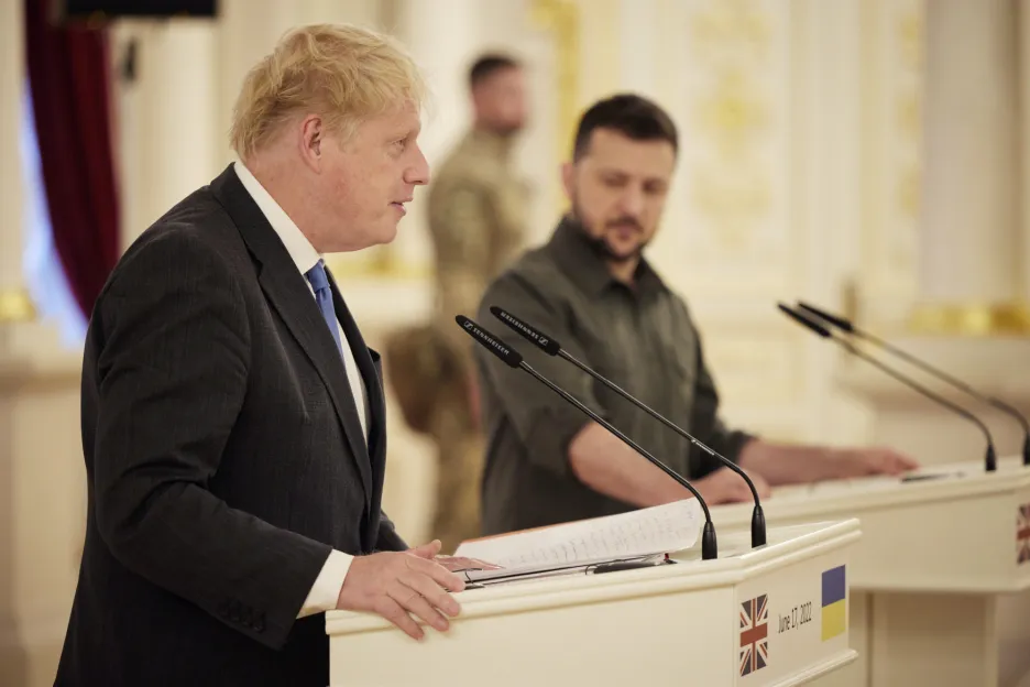 Britský premiér Boris Johnson na návštěvě Kyjeva. V pozadí ukrajinský prezident Volodymyr Zelenskyj