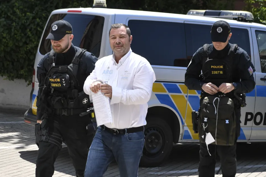 Policisté přivádějí k soudu ekonomického náměstka DPP Mateje Augustína