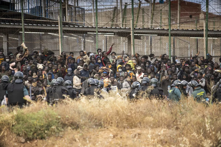 Asi dva tisíce migrantů se pokusily překonat hranici mezi Marokem a španělskou Melillou