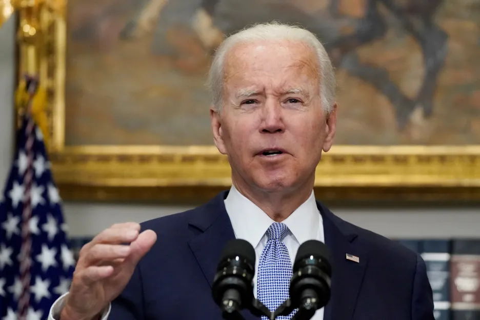 Joe Biden podepsal zákon o větší regulaci držení a nákupu zbraní