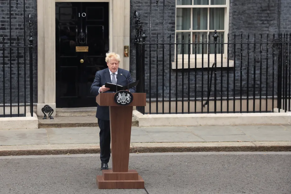 Boris Johnson oznamuje rezignaci na funkci lídra konzervativců
