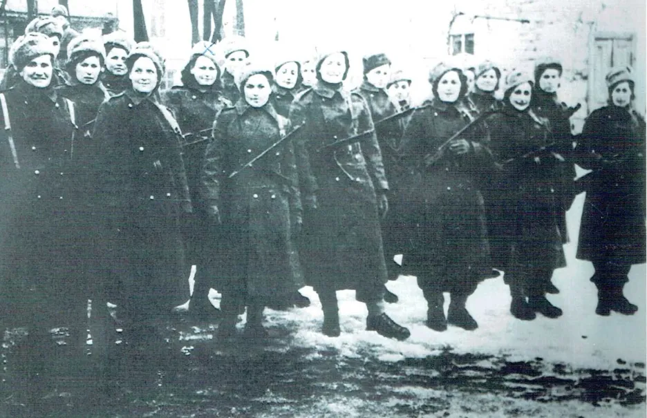 Vojenská přísaha v Jefremově v únoru 1944 (Božena Ivanová je označena křížkem)