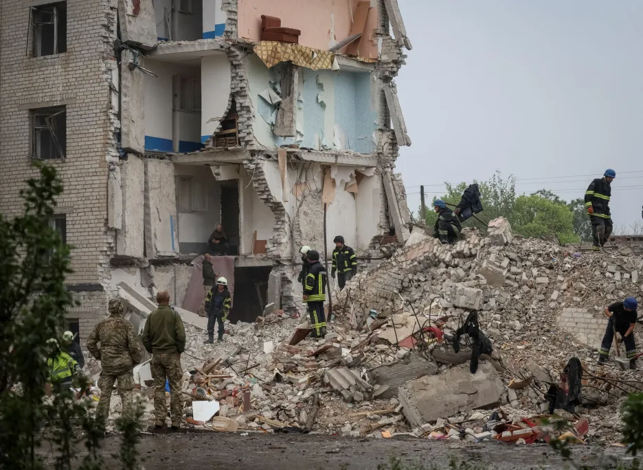 Záchranáři prohledávají trosky pětipatrového obytného domu po raketovém útoku ve východoukrajinském Časiv Jaru