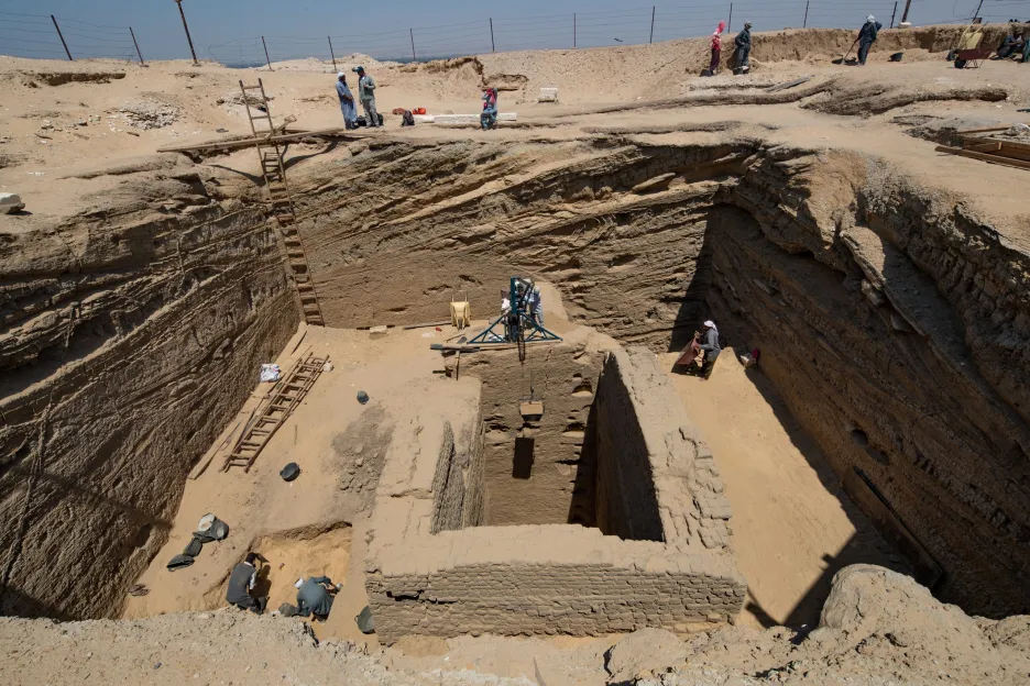Hrobka majitele největšího mumifikačního depozitu objevena českou archeologickou misí v Abúsíru