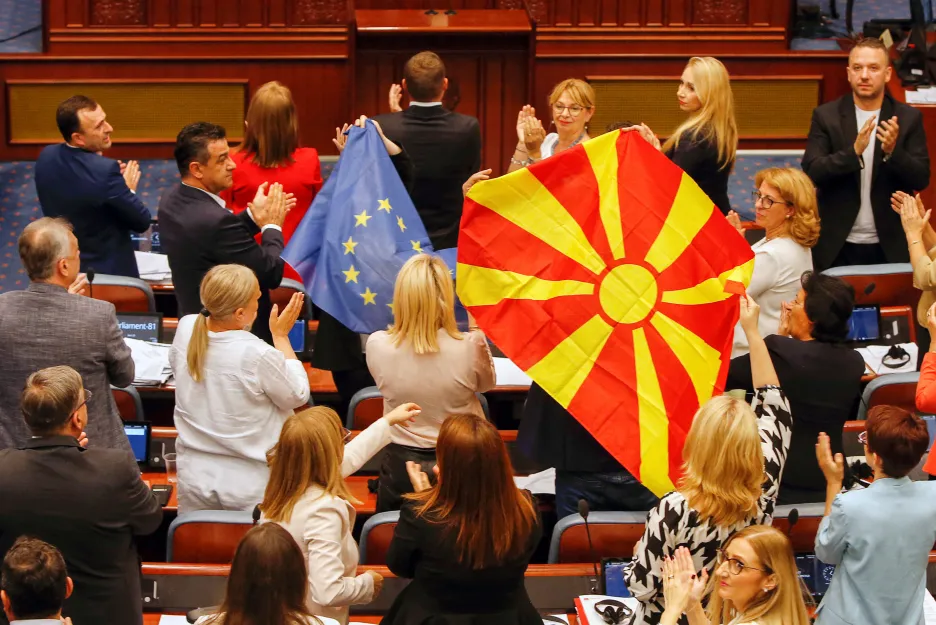 Severomakedonský parlament projednává kompromis s Bulharskem
