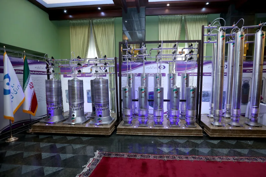 Výstava součástí íránských centrifug v Teheránu