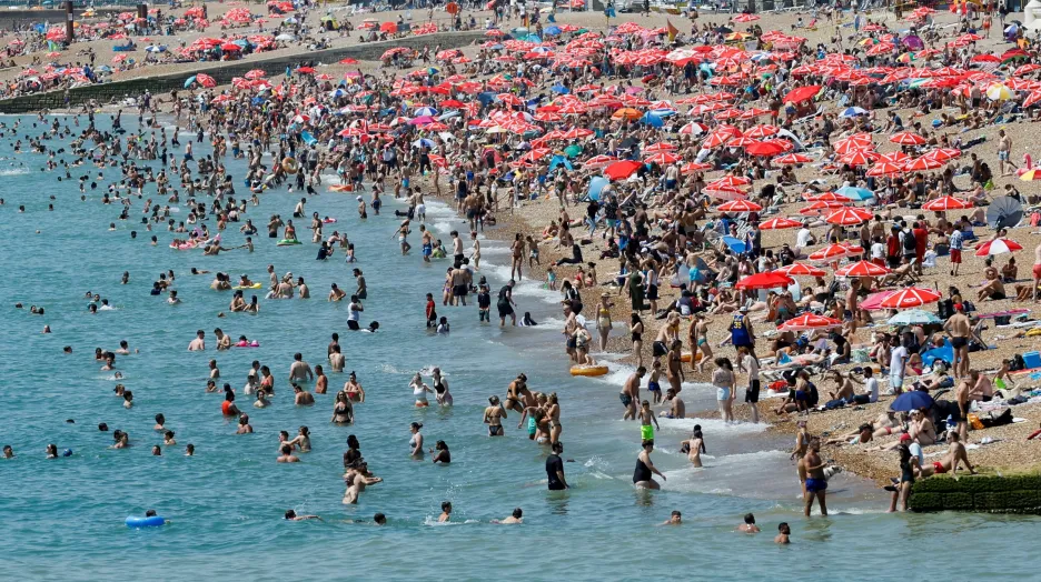 Británie zažila rekordně horký den. Na snímku pláž v anglickém Brightonu