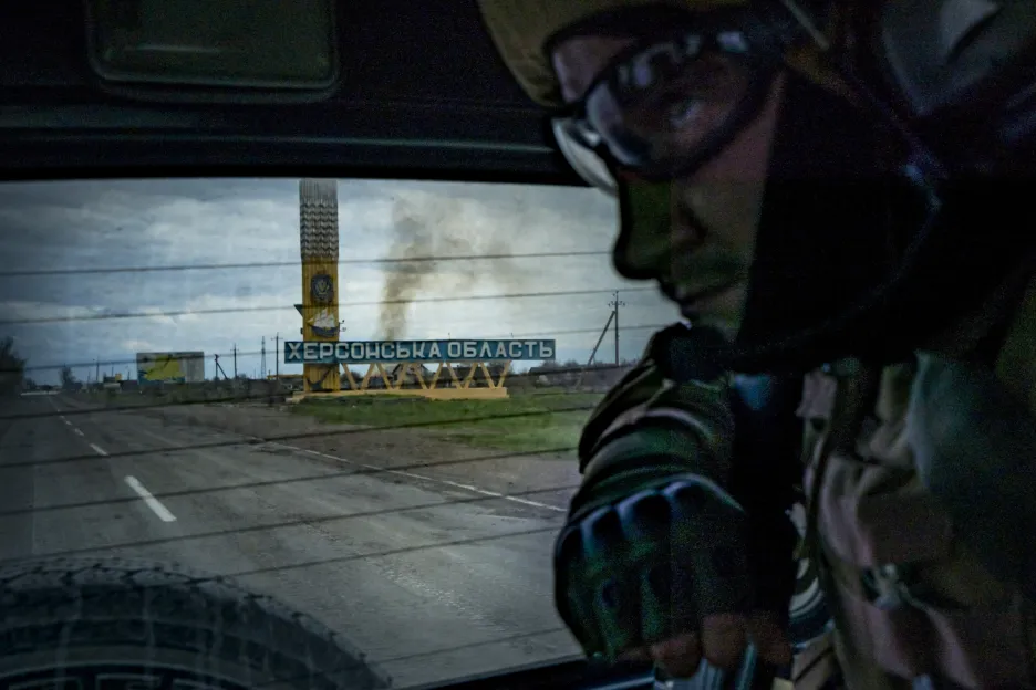 Ukrajinský voják pozoruje hranici Chersonské oblasti 