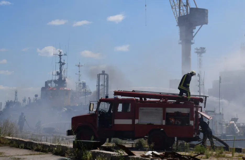 Zásah hasičů po útoku na přístav v Oděse
