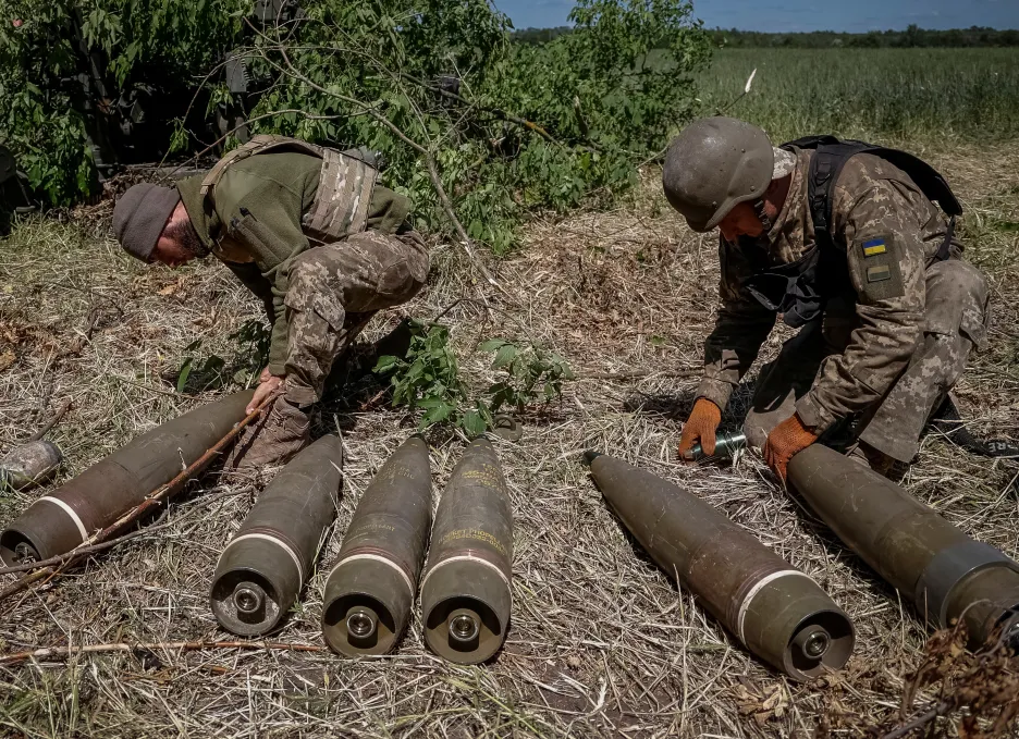 Ukrajinský voják připravuje munici pro houfnici M777
