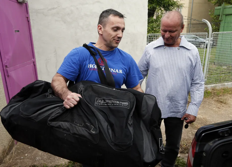 David Berdych (vlevo) opustil 24. července 2015 věznici v Praze-Ruzyni.