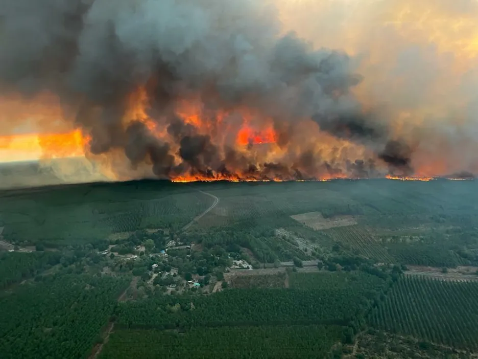 Požáry v departmentu Gironde na jihozápadě Francie