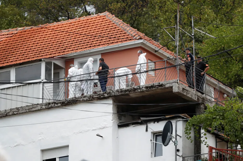 Kriminalisté prohledávají dům v obci Cetinje, ve kterém muž zastřelil jedenáct lidí, předtím, než ho zneškodnila policie
