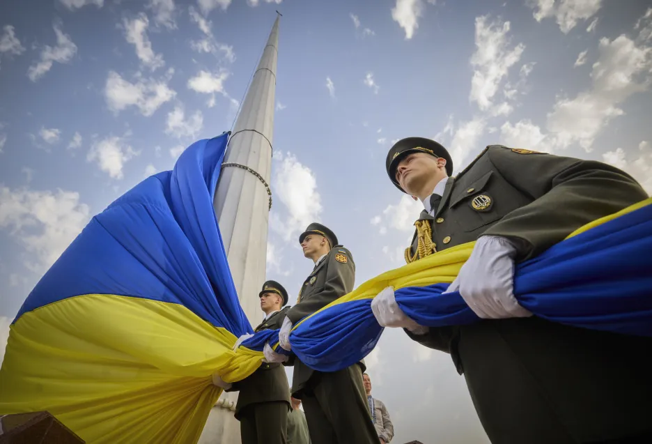 Ukrajinská armáda při ceremoniálu Dne vlajky