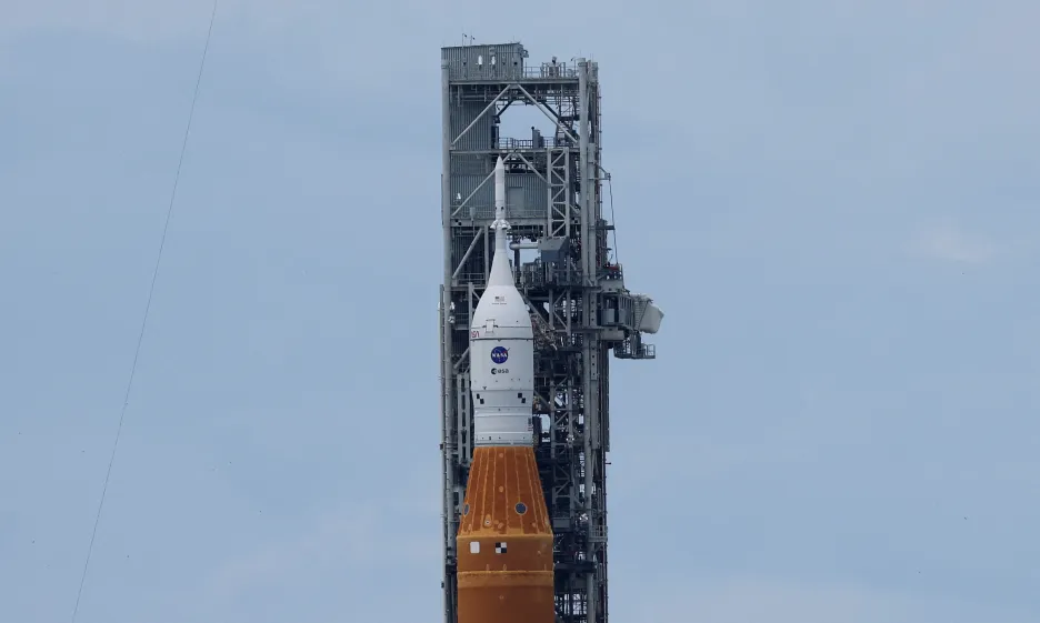 Raketa SLS s posádkovým modulem Orion při přípravě na bezpilotní misi Artemis 1