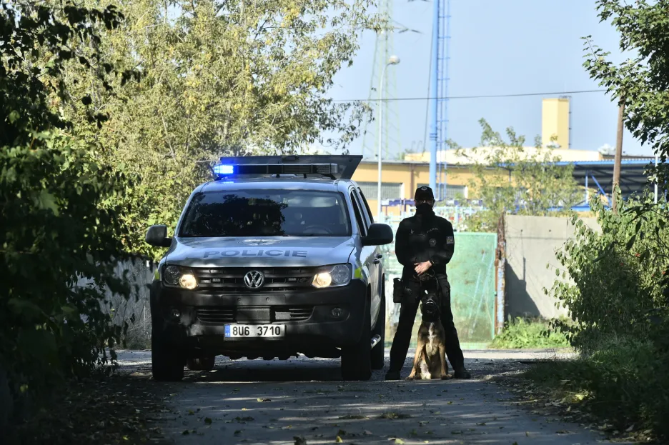 Policista hlídkuje poblíž policejního areálu, ve kterém vybuchla munice