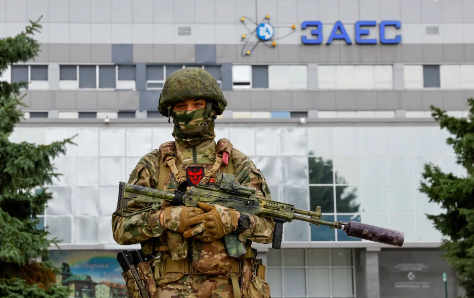 Voják před Rusy okupovanou Záporožskou jadernou elektrárnou 