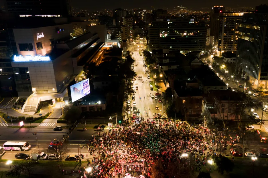 Odpůrci nové ústavy oslavují v ulicích hlavního města Santiaga výsledky referenda