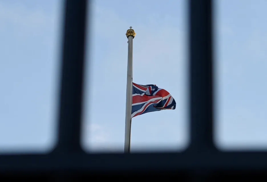 Britská vlajka na půl žerdi po úmrtí královny