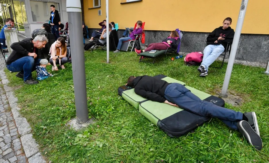 Lidé čekají před radnicí ve Žďáru nad Sázavou na registraci parcel