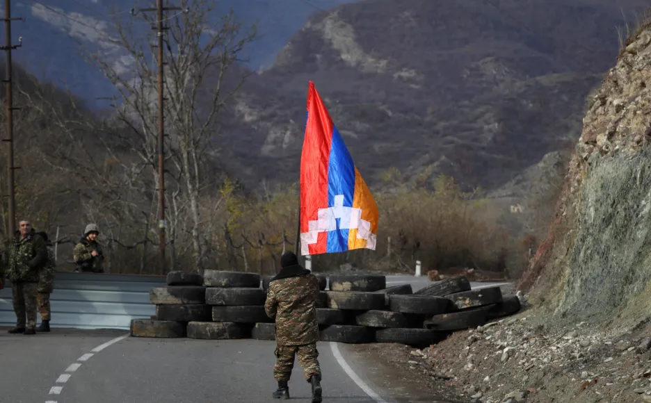 Arménský voják nesoucí vlajku republiky Arcach