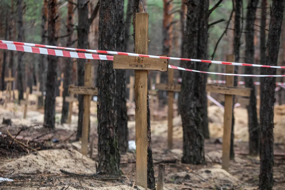 Provizorní hroby nalezené v ukrajinském Izjumu 
