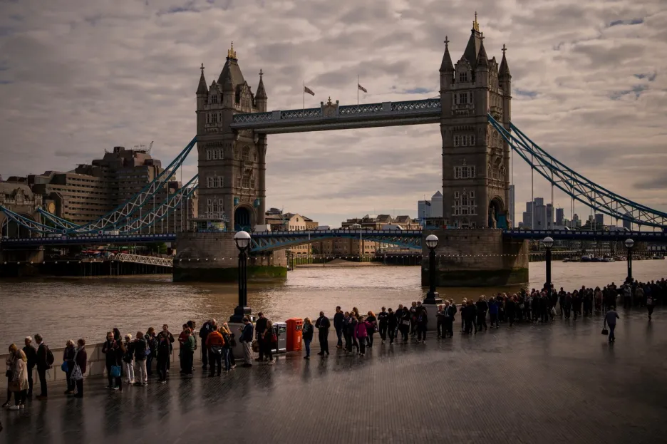 Fronta lidí čekajících v Londýně na rozloučení s královnou