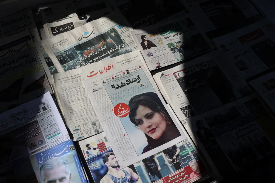 Noviny s fotografií Mahsy Amini, která zemřela po zadržení mravnostní policií