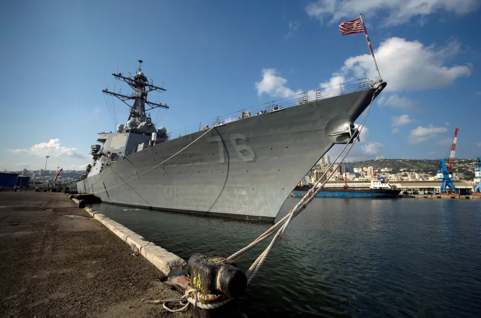 Americký křižník USS Higgins v září 2009