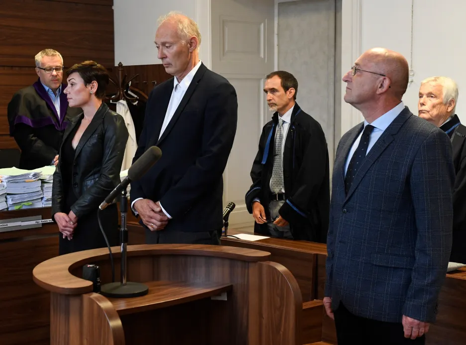 Jan Horák (uprostřed), Eva Benešová a Petr Chmelík u soudu v kauze Bečvářova statku 