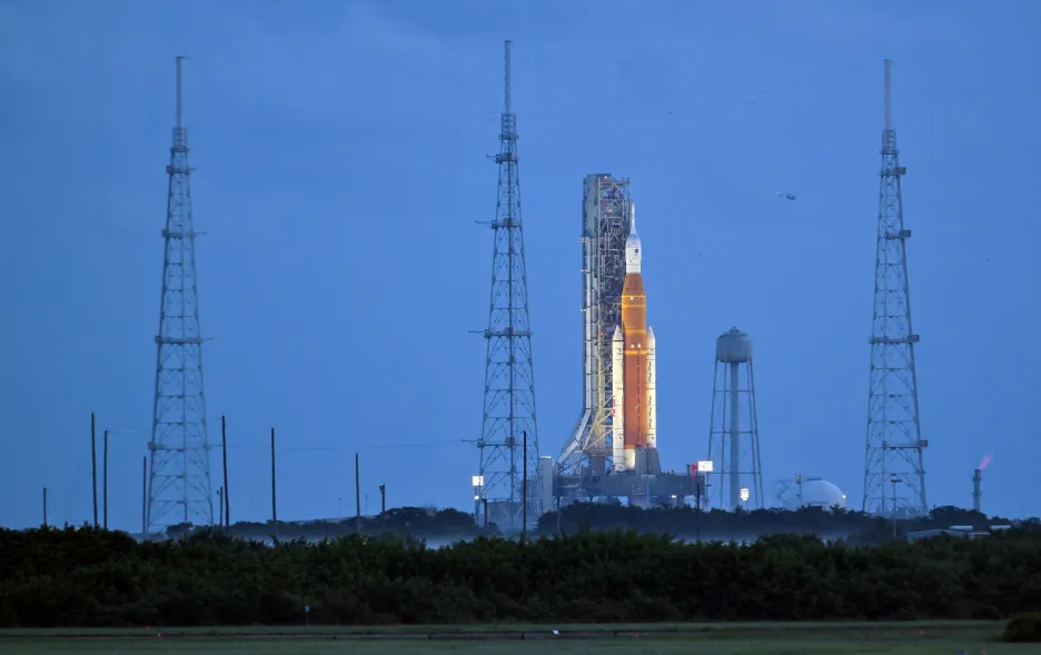 Raketa Space Launch System s modulem Orion na startovací rampě (foto je z počátku září)