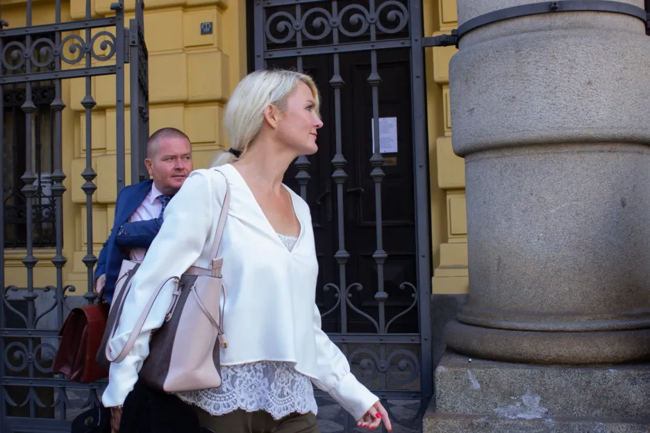 Obžalovaná Jana Nagyová před vchodem do pražského městského soudu