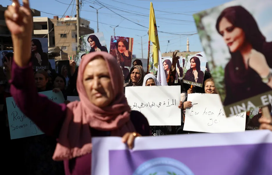 Ženy protestují také v Kurdy ovládaném syrském městě Kámišlí