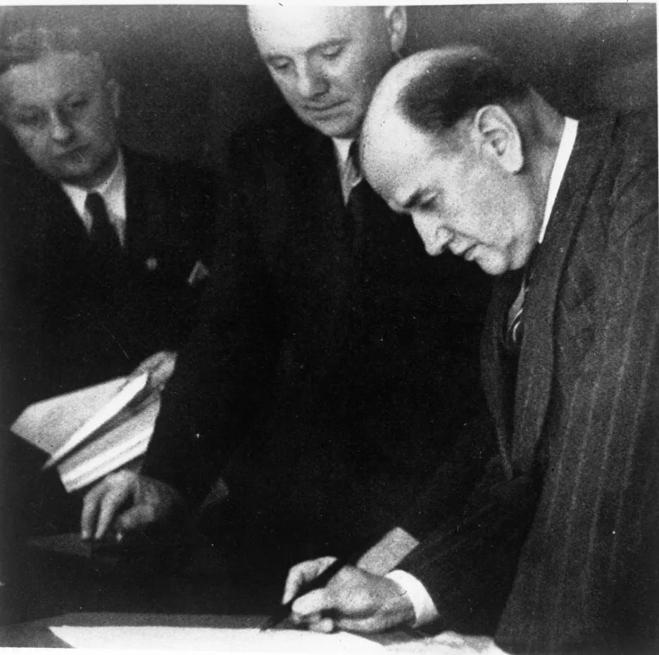 Daladier při podpisu mnichovské dohody