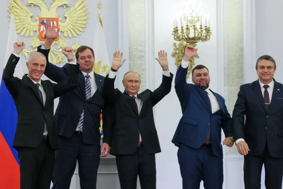 Vladimir Putin se zástupci okupovaných oblastí po podpisu smlouvy o jejich připojení k Rusku
