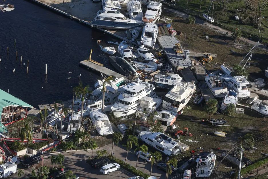Letecký pohled na poškozené lodě ve floridském Fort Myers
