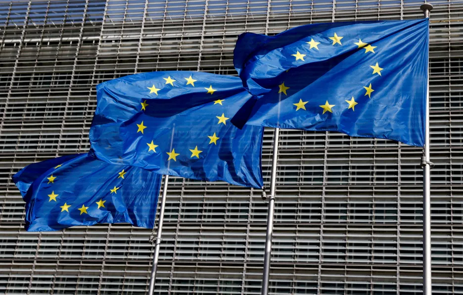 Vlajky EU před sídlem Evropské komise v Bruselu